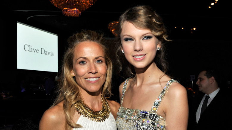 Taylor Swift and Sheryl Crow posing for photos