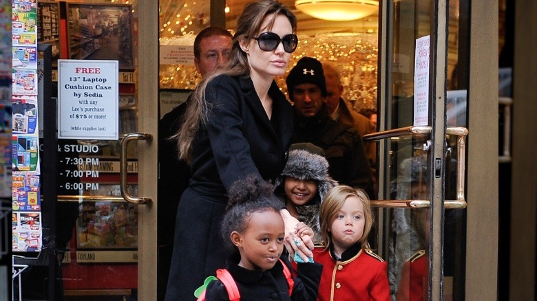 Angelina Jolie và các con 