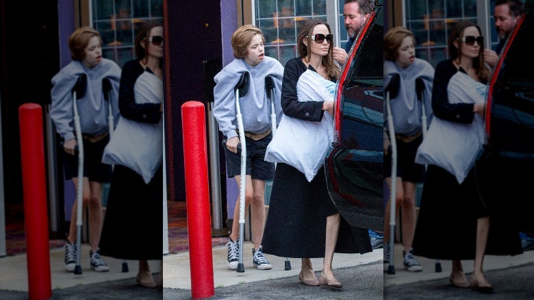 Shiloh Jolie Pitt chống nạng