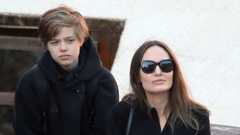 Shiloh Jolie-Pitt với mẹ Angelina Jolie
