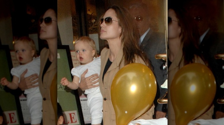 Angelina Jolie ôm con Shiloh Jolie Pitt