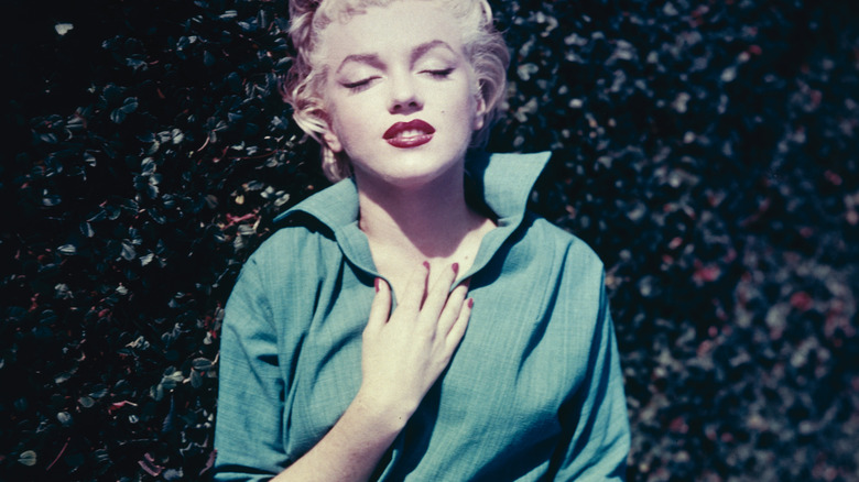 Marilyn Monroe posing