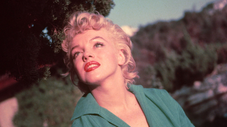 Marilyn Monroe posing