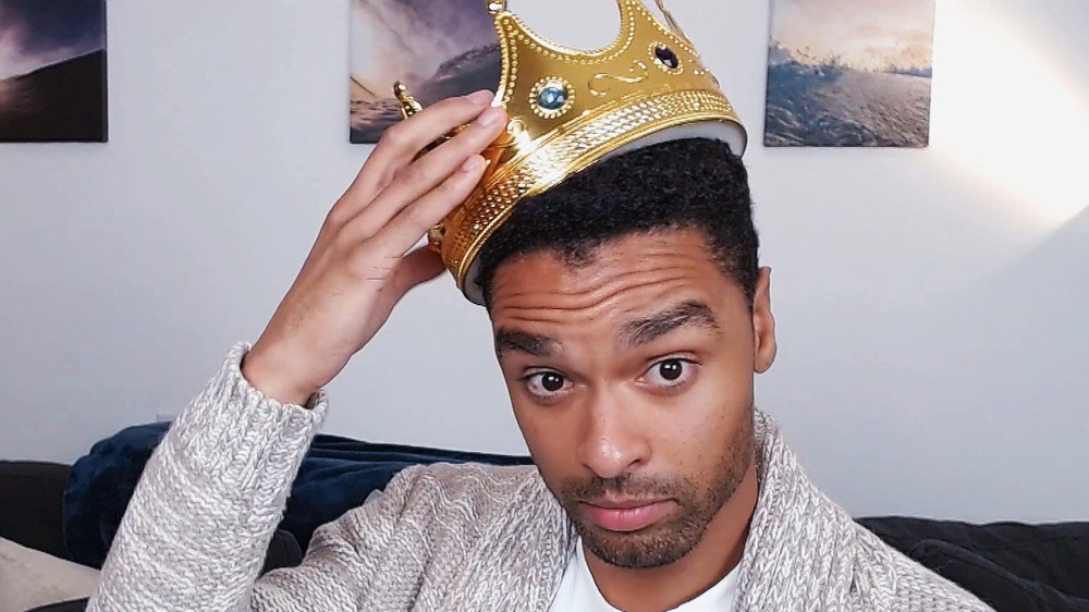Rege-Jean Page poses with a crown
