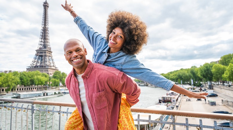 Couple pose in front of Eiffel Tower