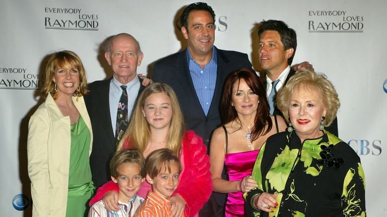 The main cast of Everybody Loves Raymond in front of a white backdrop