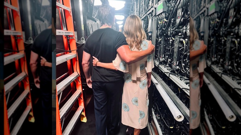 David Muir and Kelly Ripa with their arms around each other