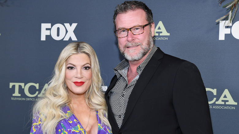 Tori Spelling and Dean McDermott posing