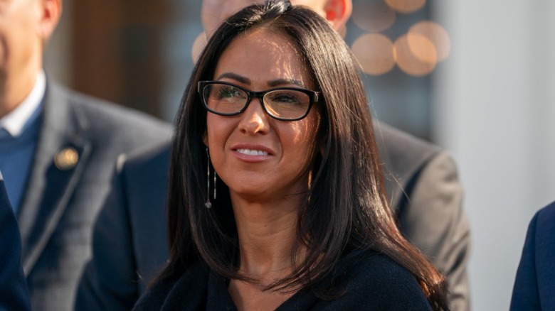 Lauren Boebert speaks to the media outside the Chappaqua Performing Arts Center in Chappaqua, NY (2026)