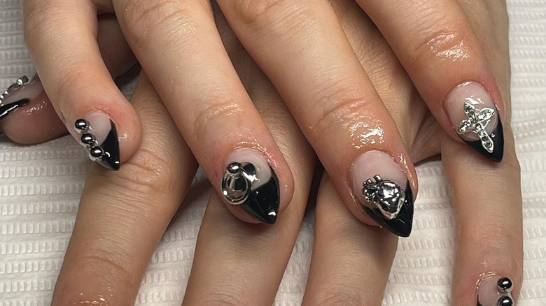 Short pointed nails with black