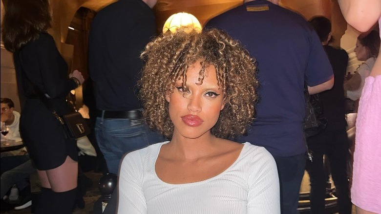 Hanna Lhoumeau with curly sombre hair