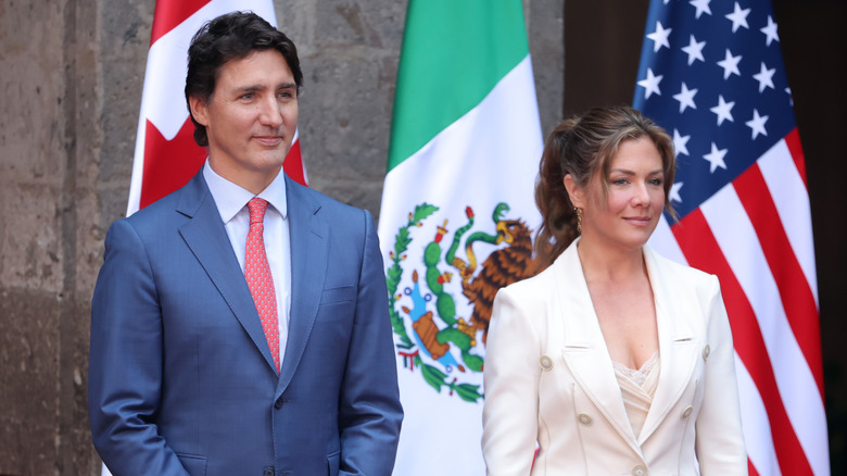 Sophie Grégoire Trudeau and Justin Trudeau posing for photos