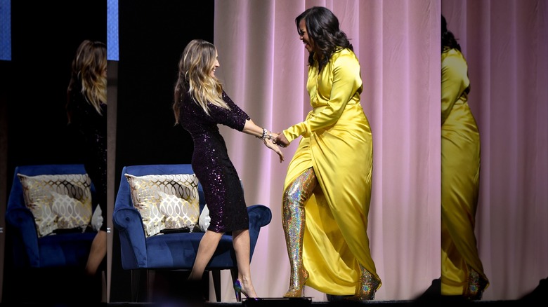 Former first lady Michelle Obama (R) discusses her book "Becoming" with Sarah Jessica Parker at Barclays Center in New York City (2018)