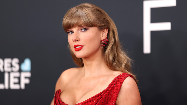 Taylor Swift posing for photos
