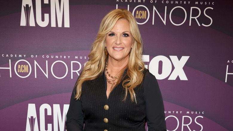 Trisha Yearwood posing on the red carpet