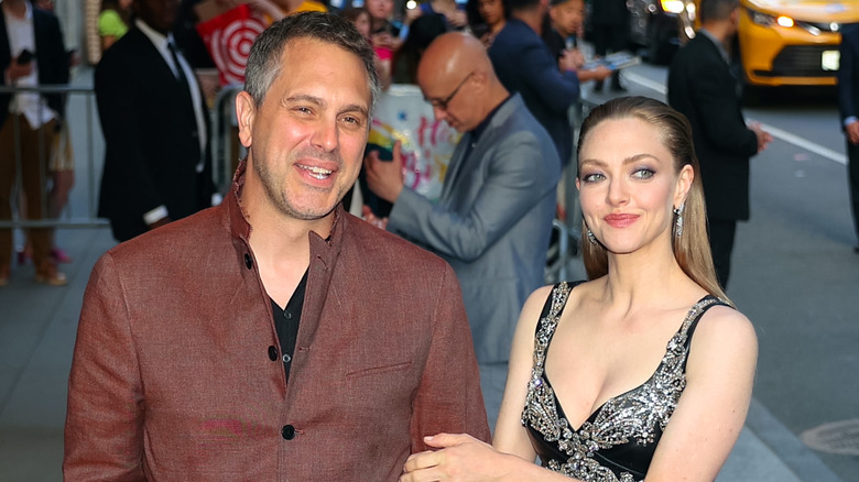Thomas Sadoski and Amanda Seyfried linking arms