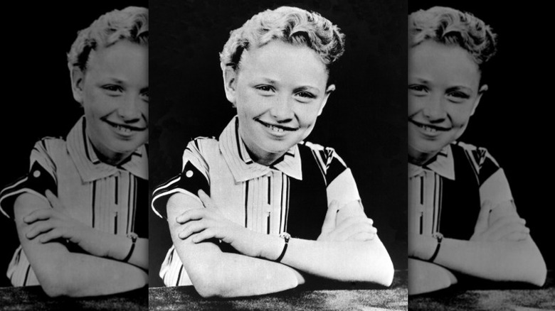 A young Dolly Parton smiling