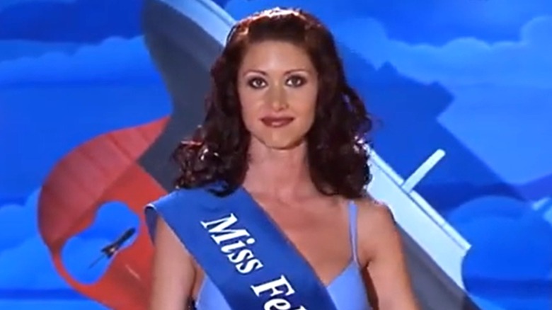 Shannon Elizabeth in Scary Movie wearing sash