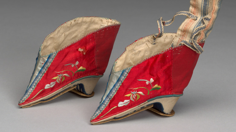 Foot binding shoes