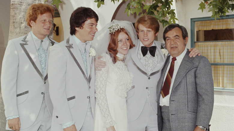 American actor Ron Howard marries Cheryl Alley at the Magnolia Park United Methodist Church in Burbank, California, 7th June 1975. From left to right, 'Happy Days' co-stars Don Most and Anson Williams, the bride and groom, and co-star Tom Bosley.