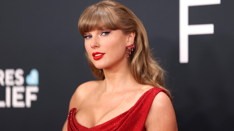 Taylor Swift posing on the red carpet