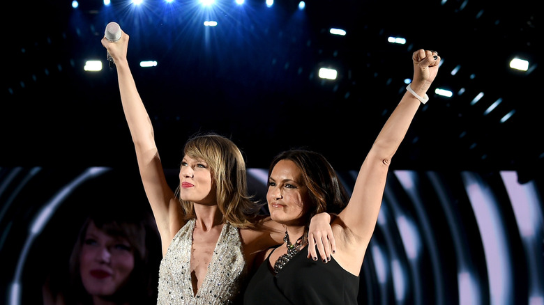 Taylor Swift and Mariska Hargitay during the 1989 World Tour