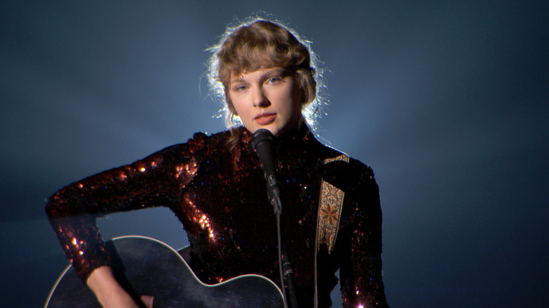 Taylor Swift singing