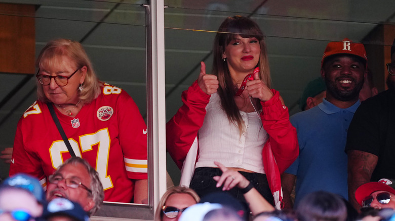 Taylor Swift gives a thumbs up during a game