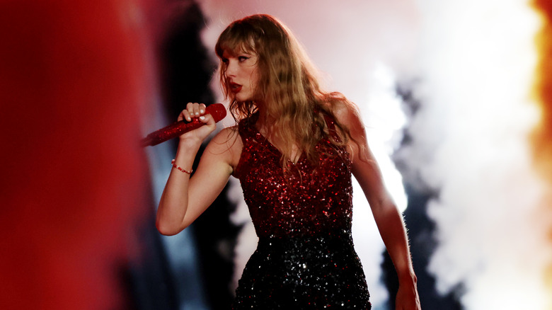 Taylor Swift holding mic