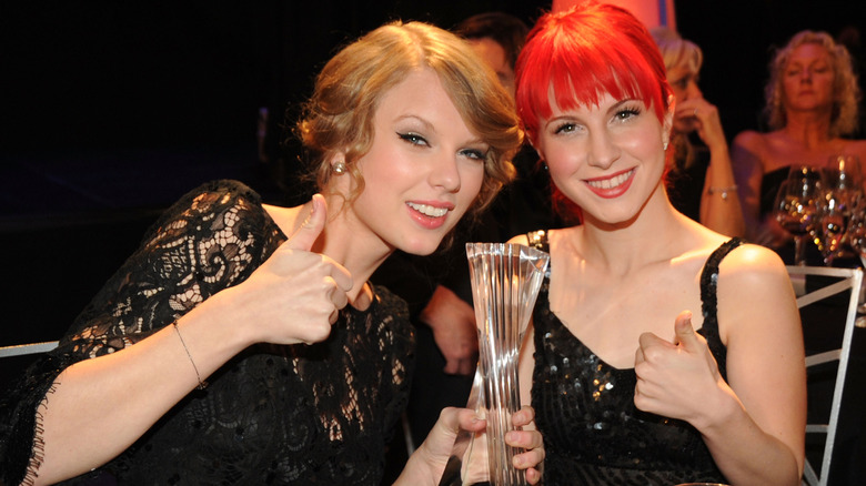 Taylor Swift and Hayley Williams posing for pics