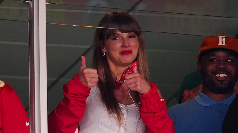 Taylor Swift giving a thumbs-up