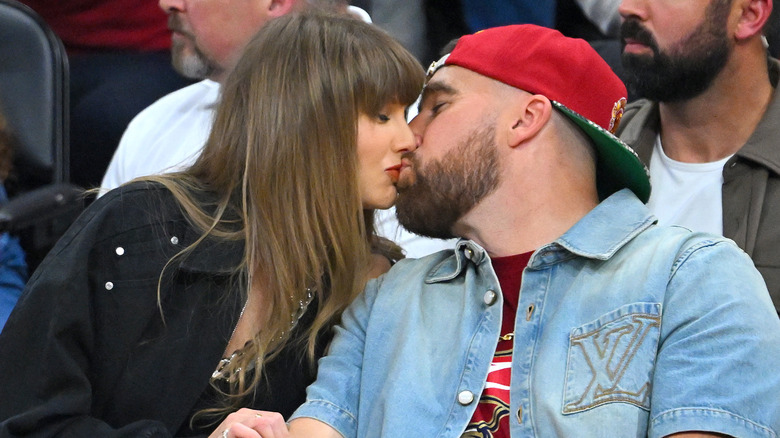 Taylor Swift and Travis Kelce kissing