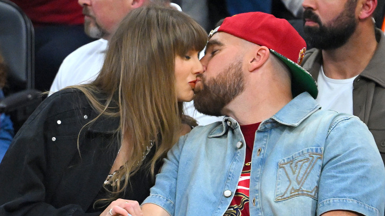 Taylor Swift and Travis Kelce kissing