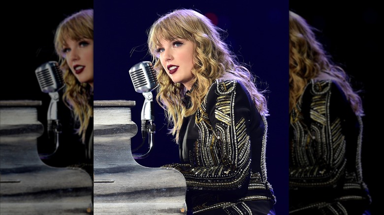 Taylor Swift performs at the 2018 Reputation tour