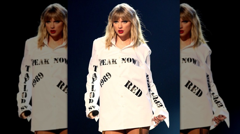Taylor Swift performs at the 2019 American Music Awards