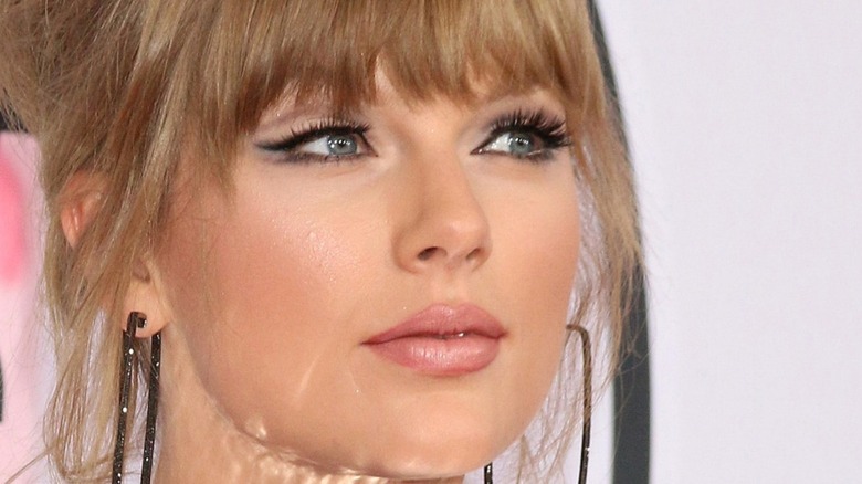 Taylor Swift posing on the red carpet