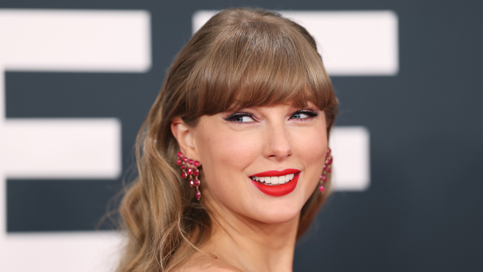 Taylor swift s killer legs at 2025 grammys feature spicy travis shoutout