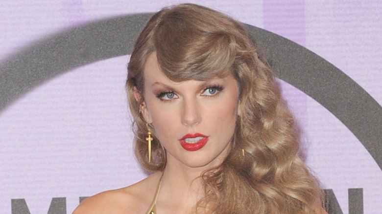 Taylor Swift at the AMAs in 2022