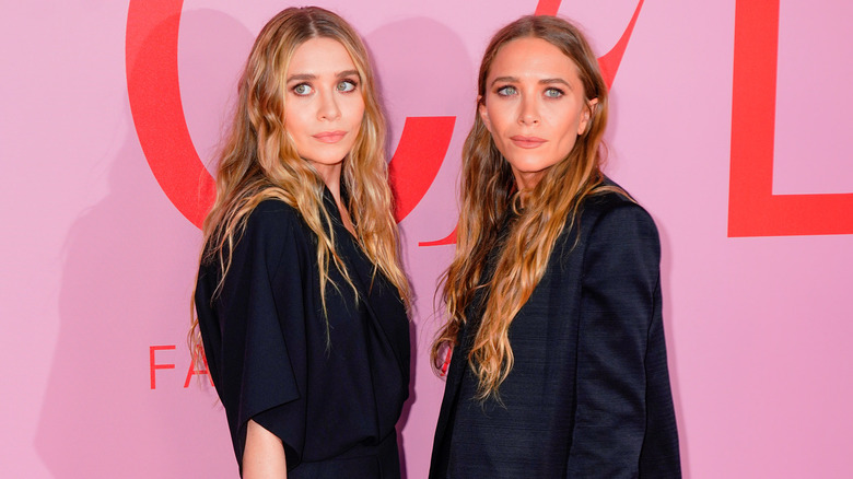 Ashley Olsen, Mary-Kate Olsen posing