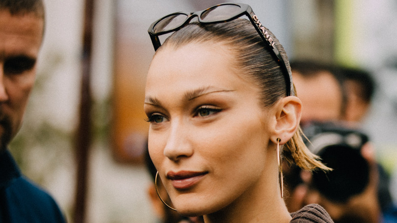 Bella Hadid with thin eyebrows