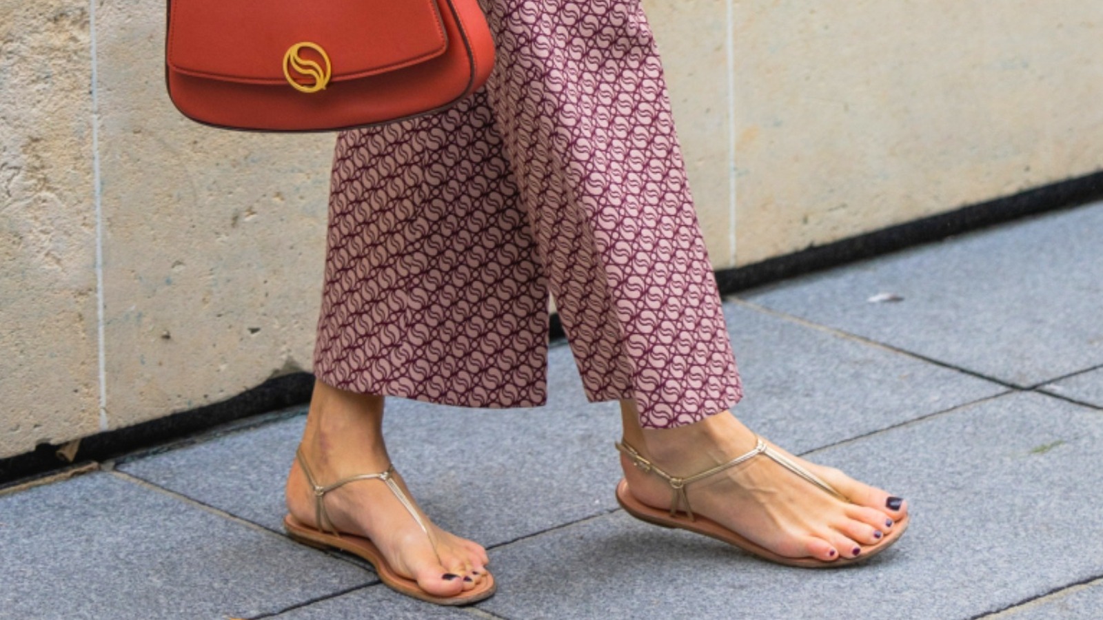 The '90s Toe-Ring Sandal Shoe Trend Is Coming Back In 2023 - 247 News ...