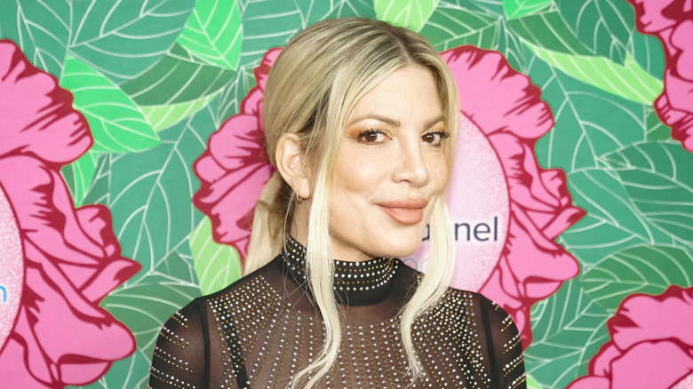 Tori Spelling posing