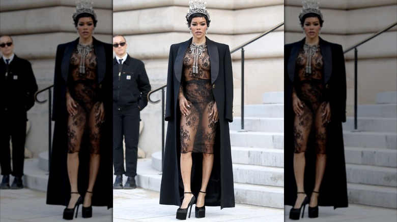 Teyana Taylor posing