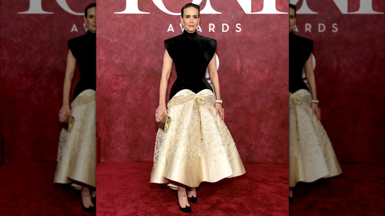 Sarah Paulson posing on the 2025 Tony Awards red carpet