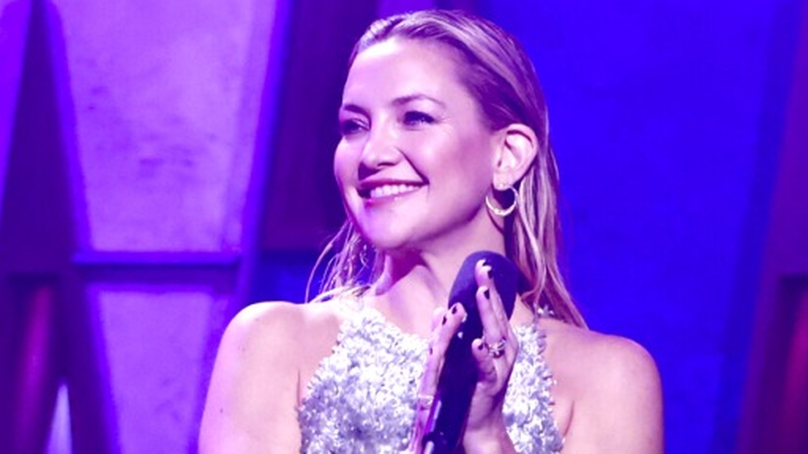 AMAs 50周年記念で絶対最悪のドレスを着たスターたち