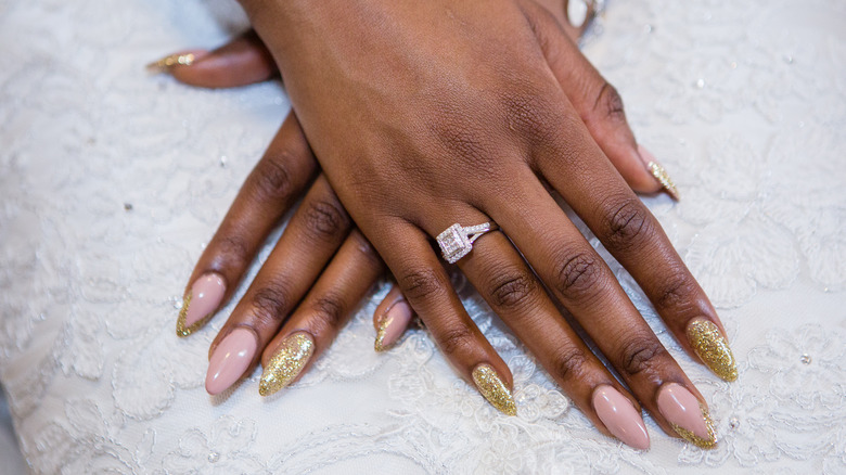 Glitter accent nail trend