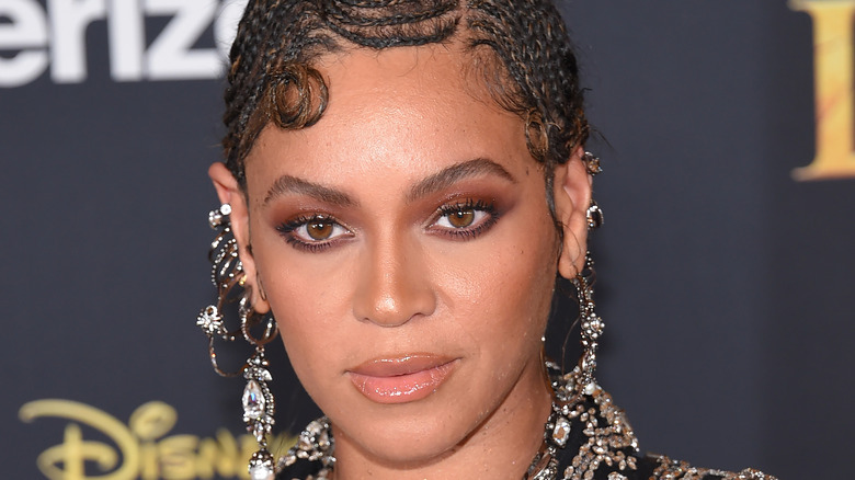 Beyoncé posing with her hair in braids at an event