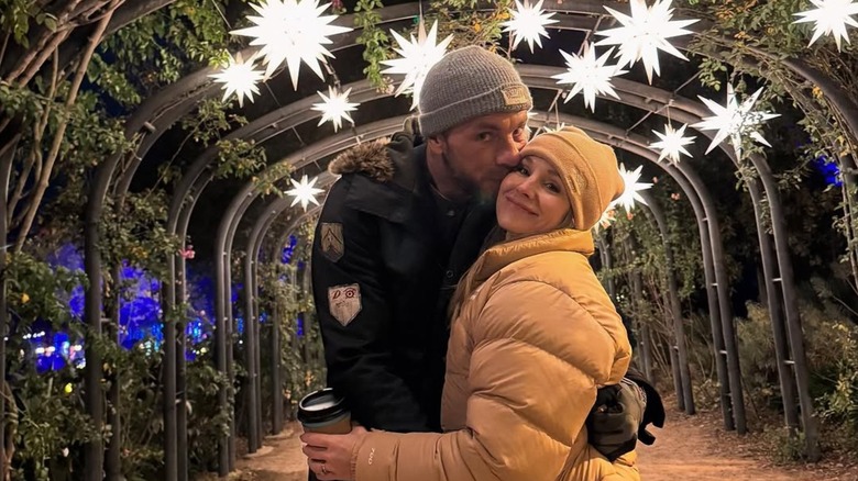 Dax Shepard kissing Kristen Bell on the cheek