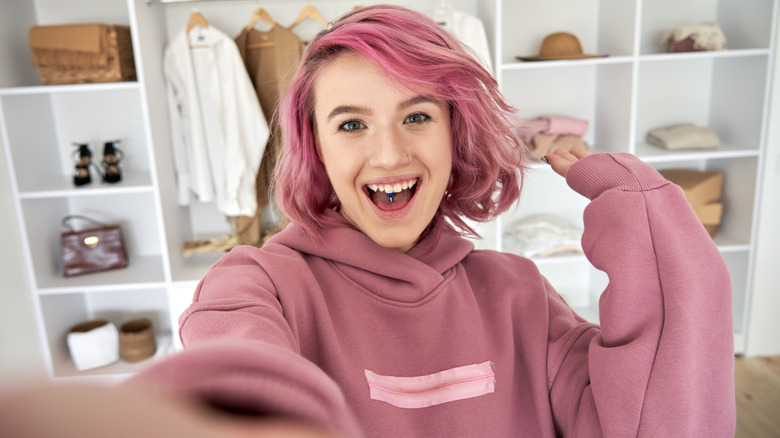 Influencer with pink hair