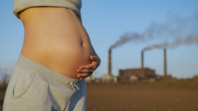Pregnant belly and air pollution
